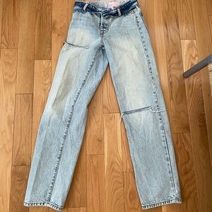 Brand is Revice, light washed low rise jeans , 90’s vibe